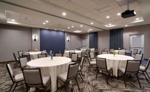 una sala de conferencias con mesas y sillas. en Hyatt Place Fayetteville/Springdale en Fayetteville