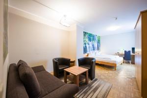 A bed or beds in a room at Hotel am Kapuzinerplatz