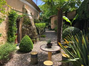 un pequeño jardín con una mesa y algunas plantas en Gascony Guest House, en Castéra-Verduzan