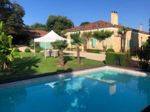 una casa con piscina en el patio en Gascony Guest House, en Castéra-Verduzan