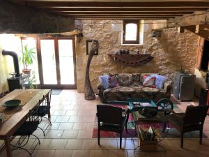 sala de estar con sofá y mesa en Gascony Guest House, en Castéra-Verduzan