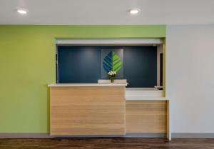 Habitación con ventana y tabla de surf en la pared. en WoodSpring Suites Roanoke, en Roanoke