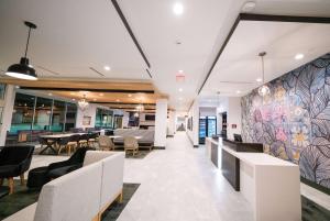 a lobby of a restaurant with tables and chairs at La Quinta Inn & Suites by Wyndham Austin Parmer Tech Ridge in Austin