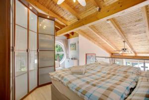 a bedroom with a large bed and a wooden ceiling at Backbord 21 in Dangast