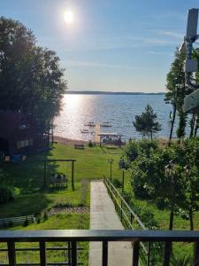 JeziorowskieにあるPensjonat Echo Puszczyの家のバルコニーから湖の景色を望めます。