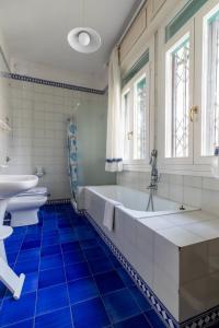 bagno con vasca, 2 servizi igienici e lavandino di Casa Flores - 2 camere Padova a Padova