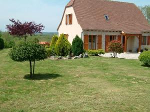 a house with a tree in the middle of a yard at Chambres d'hôtes Chez Dumitra in Calès +15 photos