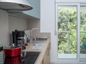 Kuchyňa alebo kuchynka v ubytovaní Anassa 10 Boutique Apartment