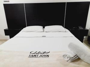 Ein Bett oder Betten in einem Zimmer der Unterkunft Hotel Saint John