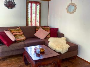 a living room with a couch and a coffee table at Boschalet Magnolia in Voorthuizen