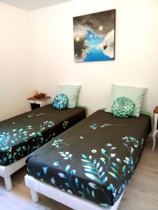 Dos camas una al lado de la otra en una habitación. en T3 en rez de villa sur les hauteurs d'Ajaccio, en Ajaccio