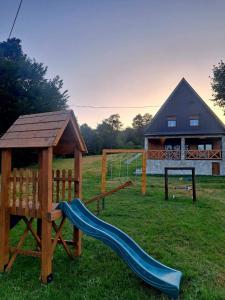 une aire de jeux avec un toboggan et un belvédère dans l'établissement Vila Durmitor Nest Krstajic, à Žabljak