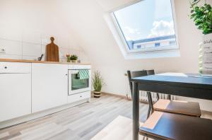 une cuisine avec une table et une fenêtre dans l'établissement Kurzzeitglück 24h Self Check-In MH01, à Mülheim