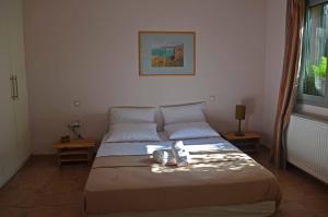 sypialnia z łóżkiem i oknem w obiekcie Casa Muraglia Studio/Studio Under Castle w mieście Travliáta
