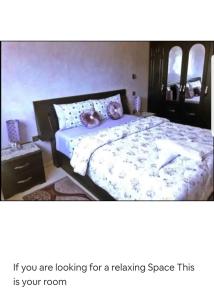 un dormitorio con una cama con dos animales de peluche en Æřțíšťîč Śpăčê ïń țhë čëňţřë, en Tánger