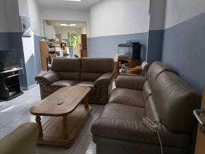 een woonkamer met een bank en een salontafel bij City House - Idéal pour groupes in Bergen