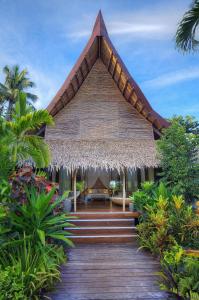 un complexe avec une passerelle en bois menant à une terrasse couverte dans l'établissement Nay Palad Hideaway - All Inclusive Stay, à General Luna