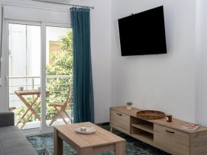 Televízia a/alebo spoločenská miestnosť v ubytovaní Anassa 10 Boutique Apartment