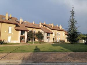 una fila de casas grandes con césped en Estancia con jardín entre golf y monte - cerca Logroño, en Sojuela