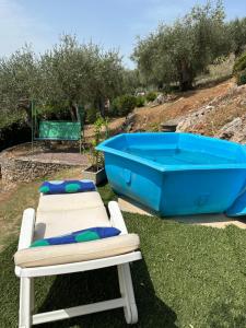 2 sedie a sdraio e una vasca da bagno in un cortile di Villa i tre Cipressi ad Agnano