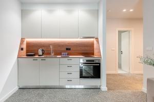 Köök või kööginurk majutusasutuses Phaedrus Living: Luxury Flat Panormou