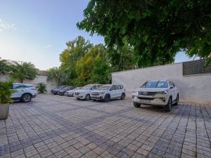 una fila di auto parcheggiate in un parcheggio di Fortune Inn Heritage Walk Amritsar ad Amritsar