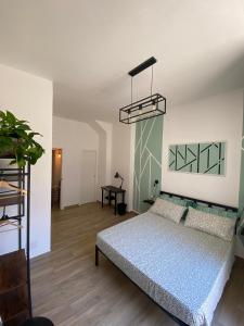 ein Schlafzimmer mit einem Bett in einem Zimmer in der Unterkunft Le camere del Nonno Luigi in Neapel