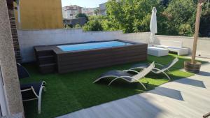 une cour avec une piscine et deux chaises dans l'établissement La Terraza de Castelao, à O Grove