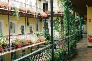 einen Innenhof eines Gebäudes mit Blumen auf den Balkonen in der Unterkunft Hotel Am Brillantengrund in Wien