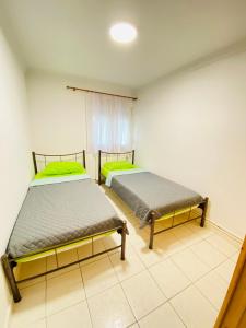 Habitación con 2 camas en una habitación en Koker's Place en Tesalónica