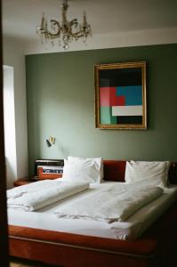 ein Bett in einem Schlafzimmer mit einer grünen Wand in der Unterkunft Hotel Am Brillantengrund in Wien