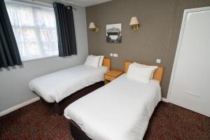 Old Grey Mare Inn by Greene King Inns客房内的一张或多张床位