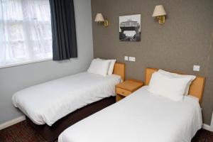 Old Grey Mare Inn by Greene King Inns客房内的一张或多张床位