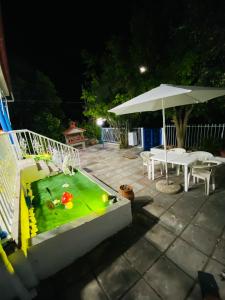 una piscina en miniatura con sombrilla en el patio en Koker's Place en Tesalónica
