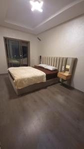Un dormitorio con una cama grande y una ventana en Zenata Tower Ain Harrouda Mohemadia, en Mohammedia