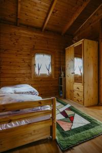 1 dormitorio con 1 cama en una cabaña de madera en Ferienhaus Entner, en Mörbisch am See