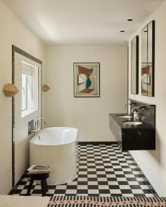 ein Badezimmer mit einer weißen Badewanne und einem Waschbecken in der Unterkunft Morgan & Mees Rotterdam in Rotterdam