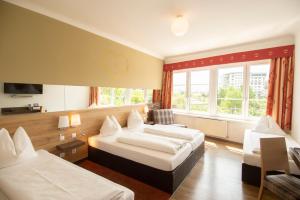 ein Hotelzimmer mit 2 Betten und einem Fenster in der Unterkunft Dollinger in Innsbruck