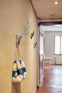 Pokój z grupą ptaków na ścianie w obiekcie L'Alsacien Artiste - Art - Moderne - Wifi - Netflix w Miluzie