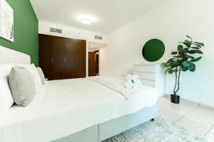 Postel nebo postele na pokoji v ubytování Deluxe One Bedroom Apartment in Autumn, JVC