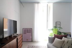 拉斯佩齊亞的住宿－Casa Umbertina，一间带电视和沙发的客厅