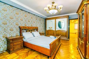 Schlafzimmer mit einem Bett und einem Kronleuchter in der Unterkunft Duplex Sea View apartment in Baku