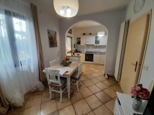 - une cuisine avec une table et des chaises dans la chambre dans l'établissement Casa in campagna a tre chilometri dal mare con parcheggio privato, à Querceta