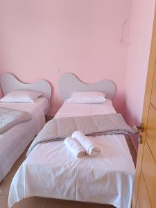 カト・アルミリにあるVilla Mariaのベッド2台が隣同士に設置された部屋です。