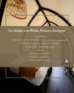 une affiche d'une chambre avec un lustre dans l'établissement GLAMPING SELVA IGUAZU, à Puerto Iguazú