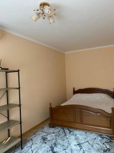 Schlafzimmer mit einem Bett und einem Deckenventilator in der Unterkunft Apartament str Grenoble in Chişinău