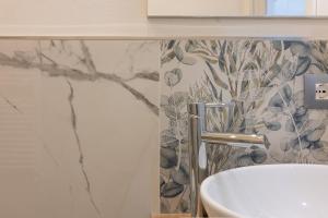 La salle de bains est pourvue d'un lavabo et d'une baignoire. dans l'établissement Orchidea Bianca, à La Spezia