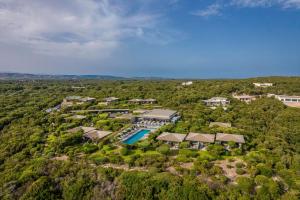 - une vue aérienne sur un complexe avec une piscine et des arbres dans l'établissement Hôtel & Spa Version Maquis Citadelle, à Bonifacio