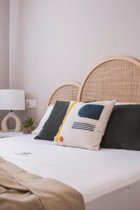Łóżko lub łóżka w pokoju w obiekcie Apartamentos Martalia Áticos Deluxe