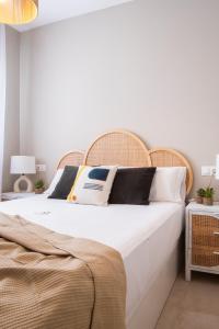 Łóżko lub łóżka w pokoju w obiekcie Apartamentos Martalia Áticos Deluxe